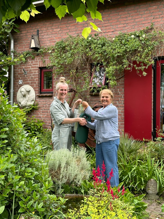 Marion Smans overhandigt de prijs voor de Mooiste Tuin van Ulvenhout aan Pieternella Fritz