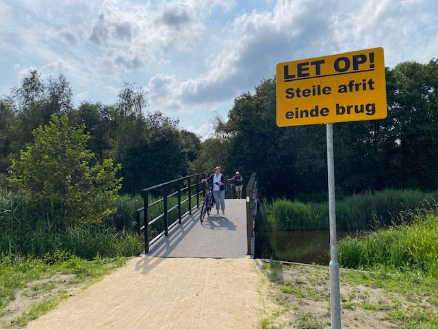 Echtpaar Goos past als eerste de nieuwe brug in het Markdal