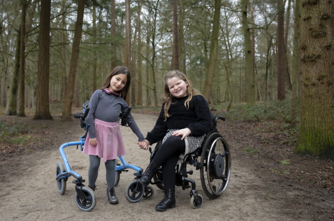 Sara en Dirkje hebben allebei een zeldzame spierziekte. Voor Dirkje is er een behandeling. Voor Sara niet.