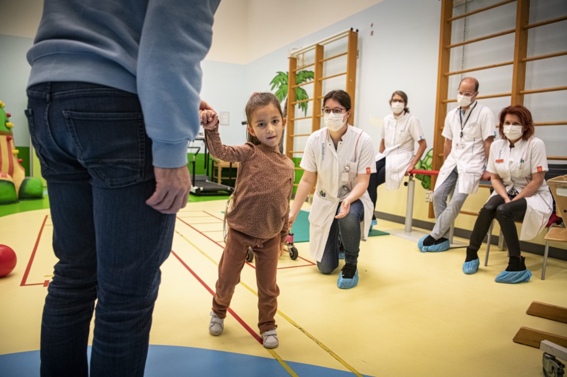 Sara zet een paar stappen aan de hand van haar vader tijdens één van de onderzoeken in het RadboudUMC