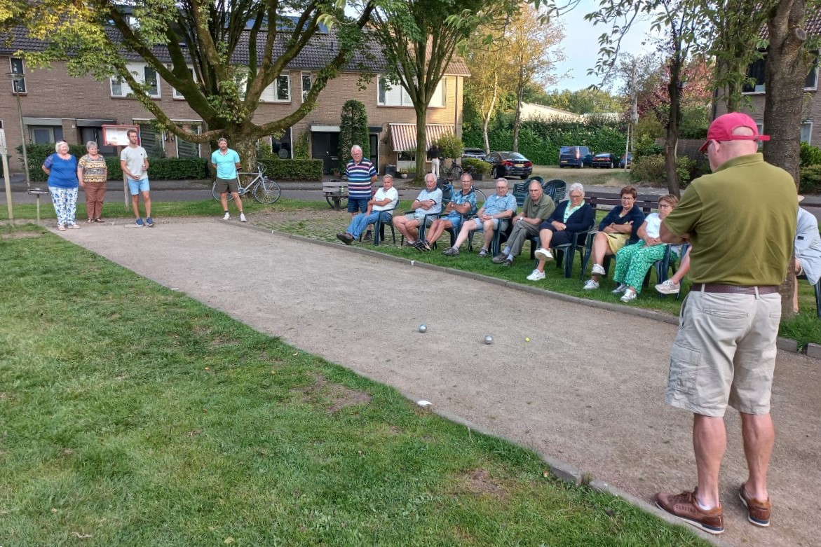 Gezellig druk langs de baan bij de achtste finale van Toos Maas en Helma l'Abee tegen Martijn van Rijen en Remco Raats 