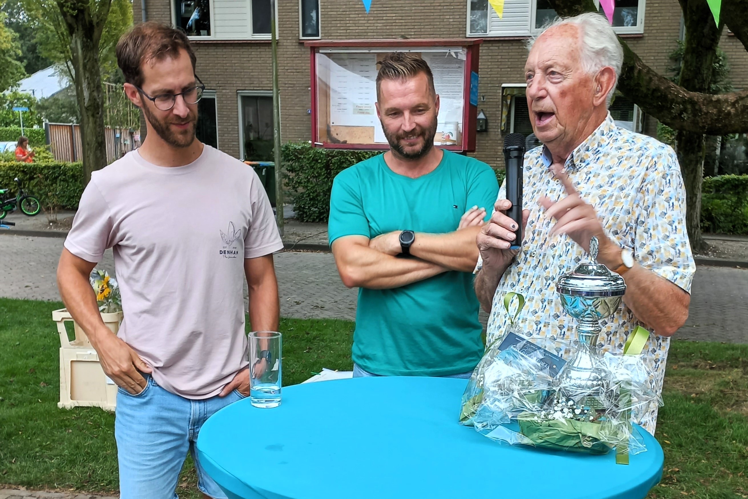 Piet Nuijten reikt de trofee uit aan de winnaars