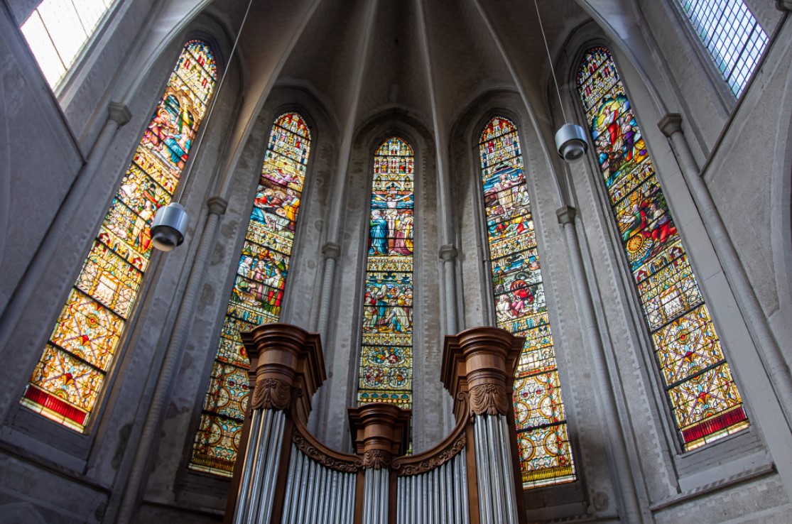 Laurentiuskerk orgel en glas-in-lood ramen